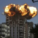 Bola de fogo maciça entra em erupção quando mísseis israelenses grevem Gaza High Rises