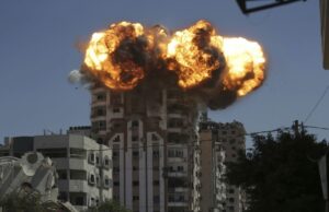 Bola de fogo maciça entra em erupção quando mísseis israelenses grevem Gaza High Rises Bola de fogo maciça entra em erupção quando mísseis israelenses grevem Gaza High Rises