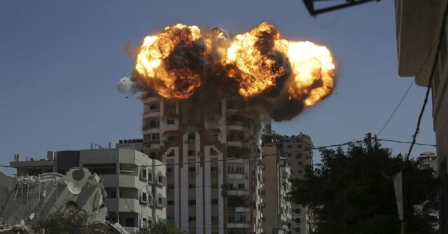 Bola de fogo maciça entra em erupção quando mísseis israelenses grevem Gaza High Rises

