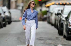 Bonjour, perda! Essas 17 blusas de estilo parisiense parecem seriamente desenvolvedor Anna Hiltrop Visto usando o Boss Green / Bege / Black Print Pattern Dress Pleated Long Dress, Boss Brown Suede Leather Jacket, Michael Kors Green Leather Quilted Crossbody Bag, em 16 de fevereiro de 2024 em Berlim, Alemanha.