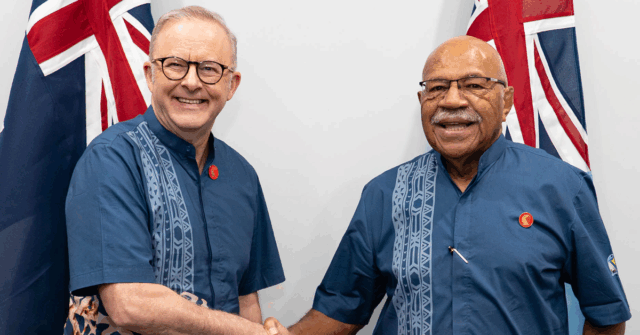 Anthony Albanese com o primeiro -ministro de Fiji Sitiveni Rabuka.