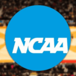 A NCAA Boots joga os alunos depois que eles ganharam mais de US $ 16 mil apostando em si mesmos. Logotipo da NCAA no topo da imagem borrada do jogo de basquete