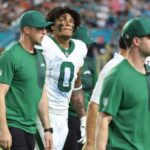 O New York Jets Braelon Allen é retirado do campo por treinadores durante o segundo trimestre.