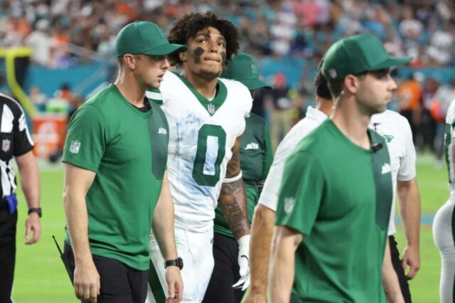 O New York Jets Braelon Allen é retirado do campo por treinadores durante o segundo trimestre.