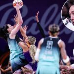 Breanna Stewart, do New York Liberty, atirando em Satou Sabally, do Phoenix Mercury durante um jogo da WNBA.