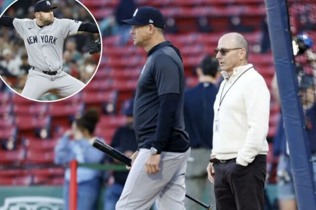 O gerente geral Brian Cashman e o gerente Aaron Boone olham durante os aquecimentos antes da vitória dos Yankees por 4-1 sobre o Red Sox em 13 de setembro de 2025.