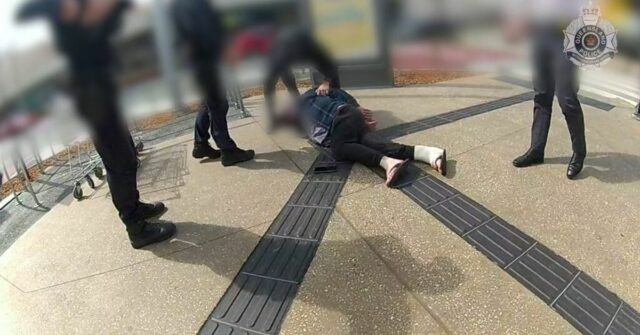 Brisbane Homem supostamente esfaqueado durante o sono, mergulhado em gasolina

