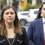 Brittany Higgins chega ao ACT Supreme Court com o noivo David Sharaz
