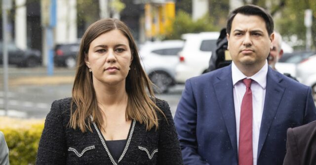 Brittany Higgins chega ao ACT Supreme Court com o noivo David Sharaz