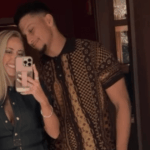 Brittany Mahomes e Taylor Swift coordenam em preto enquanto comemoram seu 30º aniversário