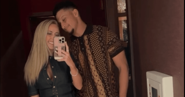 Brittany Mahomes chia em Little Black Vestio para o dia Brittany Mahomes e Taylor Swift coordenam em preto enquanto comemoram seu 30º aniversário