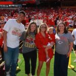 Toda roupa festiva do dia do jogo Brittany Mahomes balançava enquanto aplaudia o marido Patrick Mahomes