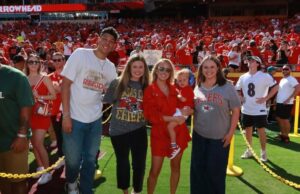 Brittany Mahomes mata em All-Red for Chiefs Home Video Game, com Kid Toda roupa festiva do dia do jogo Brittany Mahomes balançava enquanto aplaudia o marido Patrick Mahomes