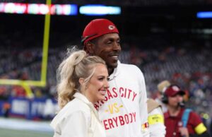 Brittany Mahomes posições com Rub Mahomes SR em roupas totalmente brancas no videogame SNF Brittany Mahomes Game Day updo