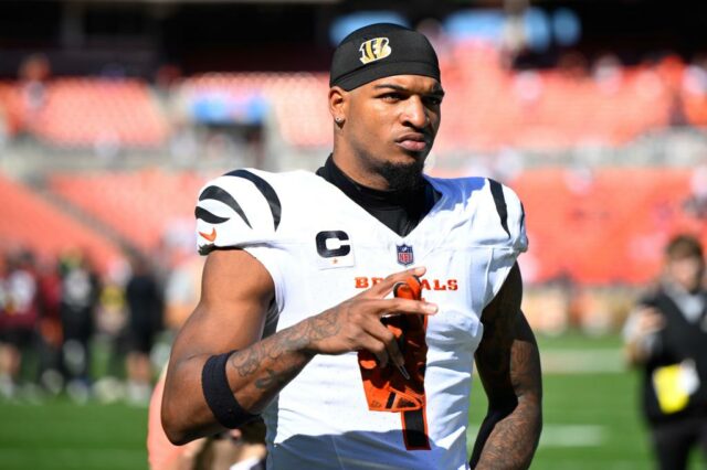 Denver Broncos quarterback jogando uma bola de futebol.