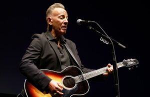 Bruce Springsteen apresenta música anti-ICE ao vivo no concerto de protesto em Minneapolis enquanto a multidão grita ‘Ice Out Now!’ Bruce Springsteen afirma que a América não é uma terra de 'censura ou desgosto do governo federal' em todo o choque de Nova York City Celebration Efficience