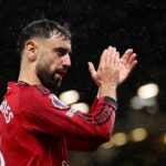 Noussair Mazraoui ganha duelo aéreo para o Manchester United vs Chelsea.