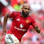 Bryan Mbeumo em ação durante a partida da Premier League entre o Manchester United e o Arsenal em Old Trafford em 2025 em Manchester, Reino Unido.