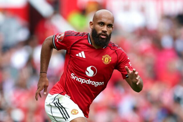 Bryan Mbeumo em ação durante a partida da Premier League entre o Manchester United e o Arsenal em Old Trafford em 2025 em Manchester, Reino Unido.