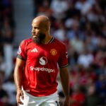 Bryan Mbeumo, Benjamin Sesko e Bryan Mbeumo posam com as camisas Manchester United em Old Trafford