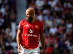 Bryan Mbeumo e Benjamin Sesko Desejo a colaboração refere -se ao tempo, eles estão no meio Bryan Mbeumo, Benjamin Sesko e Bryan Mbeumo posam com as camisas Manchester United em Old Trafford