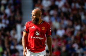 Bryan Mbeumo e Benjamin Sesko Desejo a colaboração refere -se ao tempo, eles estão no meio Bryan Mbeumo, Benjamin Sesko e Bryan Mbeumo posam com as camisas Manchester United em Old Trafford