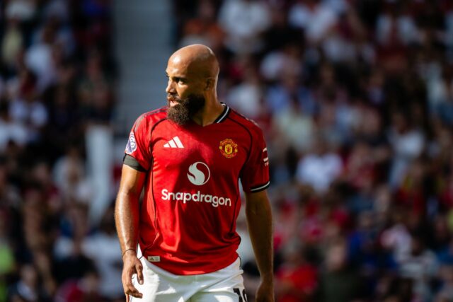 Bryan Mbeumo, Benjamin Sesko e Bryan Mbeumo posam com as camisas Manchester United em Old Trafford