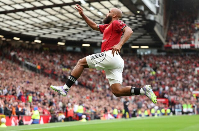 Bryan Mbeumo em ação durante a partida da Premier League entre o Manchester United e o Arsenal em Old Trafford em 2025 em Manchester, Reino Unido.
