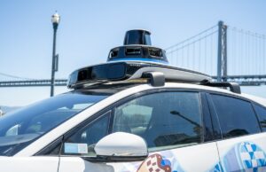 Cadeira de rodas TechCrunch: ambos os campos de batalha de Robotaxi que importam verde de pássaro de gato piscoso