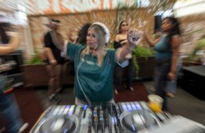 Cafeteria de desvantagem Reggaetón: Dentro da moda da celebração do dia da cafeteria latina Cafeteria de desvantagem Reggaetón: Dentro da moda da celebração do dia da cafeteria latina