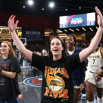 Caitlin Clark fornece gritos sólidos para Kelsey Mitchell após o sucesso do playoff de alta temperatura