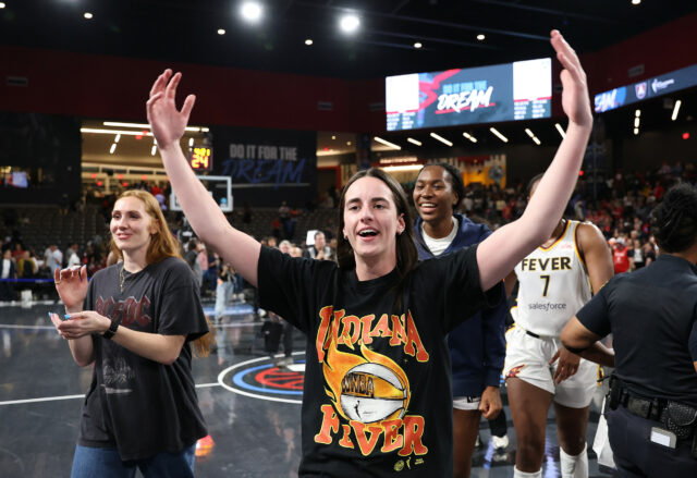 Caitlin Clark fornece gritos sólidos para Kelsey Mitchell após o sucesso do playoff de alta temperatura 


