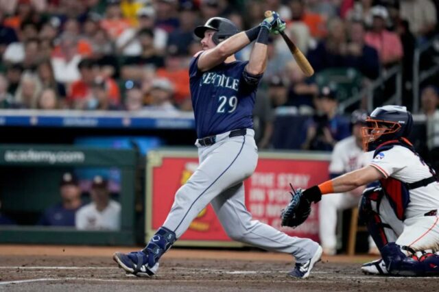 Cal Raleigh atinge um home run solo contra o Houston Astros.