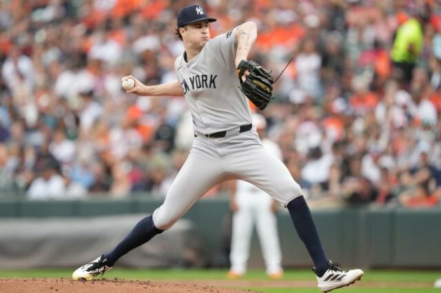 Cam Schlittler lança durante o jogo Yankees-Orioles em 21 de setembro de 2025. 