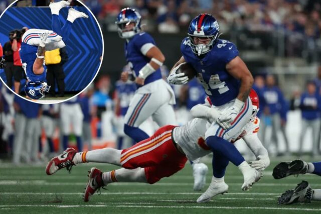 Cam Skattebo corre com a bola durante o jogo Giants-Chiefs em 21 de setembro de 2025. 