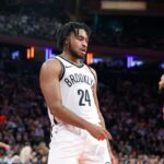 O guarda do Brooklyn Nets, Cam Thomas, reage na quadra durante o segundo tempo no Madison Square Garden, em Nova York, EUA, sexta