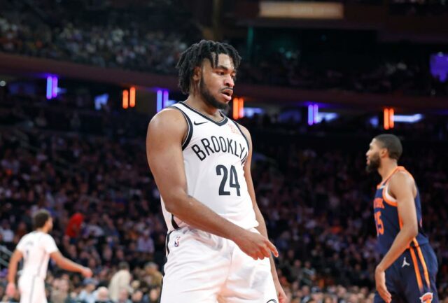O guarda do Brooklyn Nets, Cam Thomas, reage na quadra durante o segundo tempo no Madison Square Garden, em Nova York, EUA, sexta