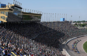 Caneca da NASCAR: Penalidades pré-corrida para 2 grupos como modificações da grade do Kansas Caneca da NASCAR: Penalidades pré-corrida para 2 grupos como modificações da grade do Kansas