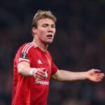 Rasmus Hojlund tocando pelo Manchester United em um dia ensolarado
