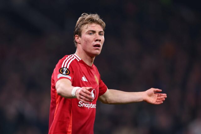 Rasmus Hojlund tocando pelo Manchester United em um dia ensolarado