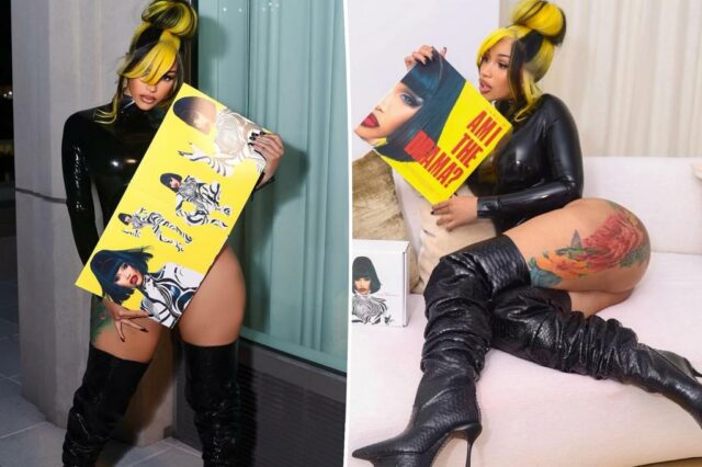 Cardi B Strikes Cheeky Pose em traje de vinil e US $ 1.500 em imponentes botas de altura

