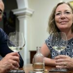 Carne e vinho no menu em propriedade mais baixa com acomodação