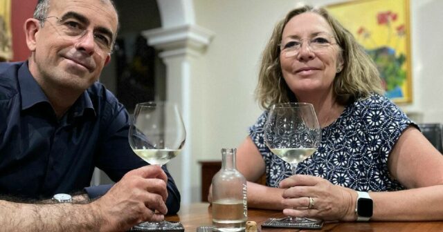 Carne e vinho no menu em propriedade mais baixa com acomodação

