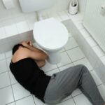 Caro Abby: O homem que eu estava namorando overdose e morreu no meu banheiro