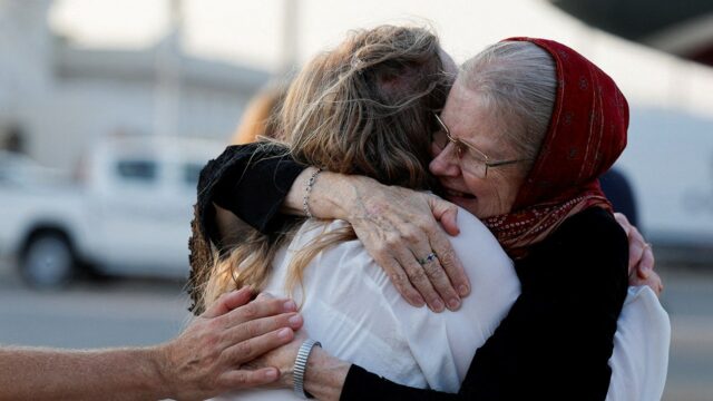 Casal britânico idosos divulgados pelo Taliban após oito meses sob custódia após negociações

