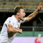 Rasmus Hojlund corre com a bola para Napoli