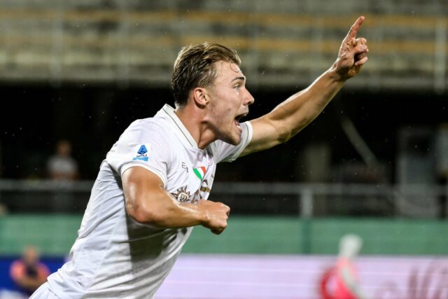 Rasmus Hojlund corre com a bola para Napoli