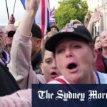 Um manifestante fica à frente de um dos Leões da Ponte Westminster durante o protesto no sábado.