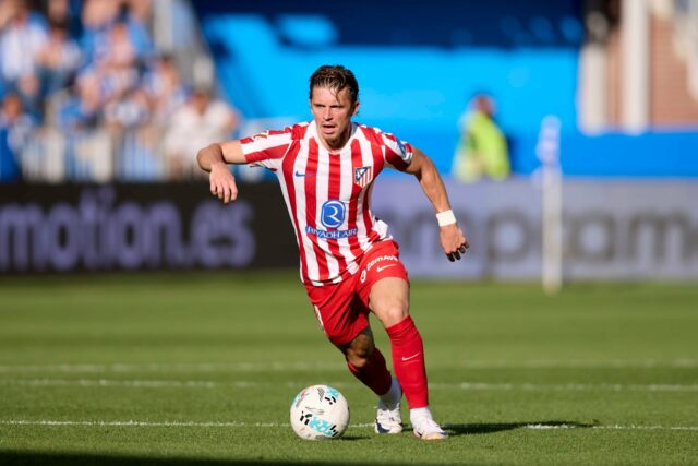 Conor Gallagher tenta manter a bola em jogo para o Atlético de Madrid