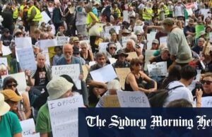 Centenas presos no protesto de Londres apoiando a ação da Palestina do grupo proibido Centenas presos no protesto de Londres apoiando a ação da Palestina do grupo proibido